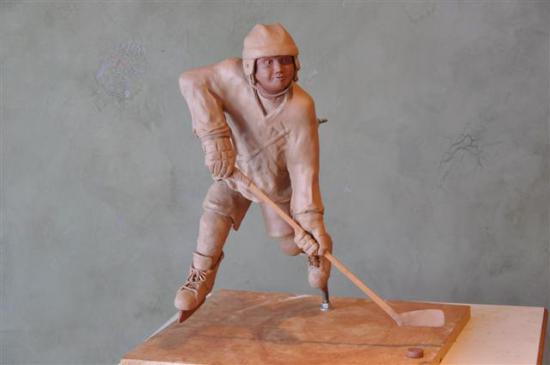 The sculpture rendered in clay.