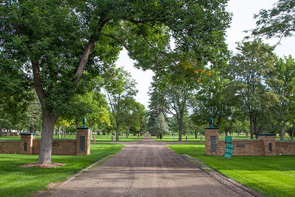 entry drive to Roselawn Cemetery