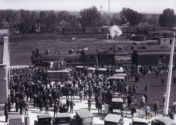 1935 image of a Union Pacific Railroad train arriving downtown