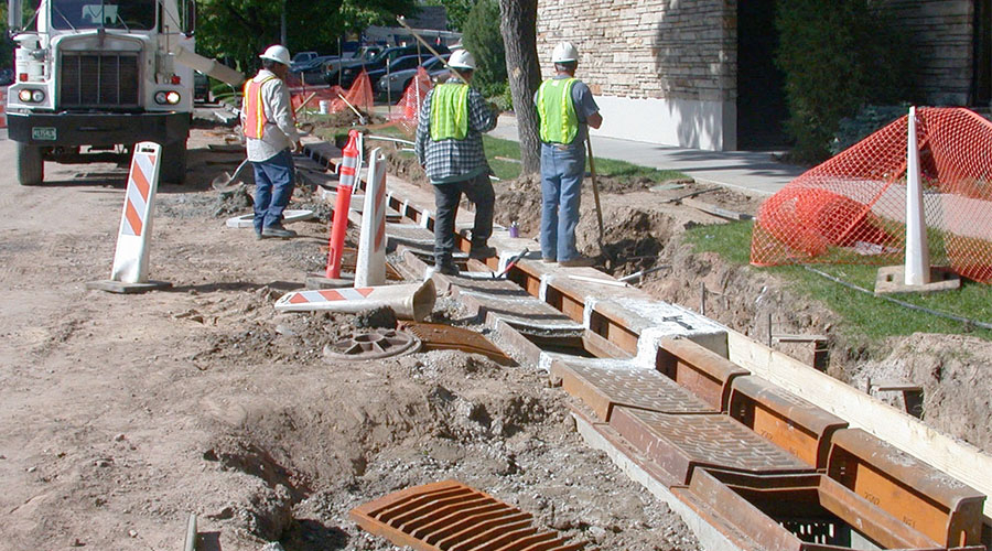 Constructing stormwater inlets in Mason Street.