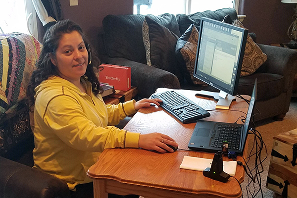 Una persona trabajando en casa